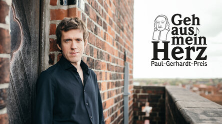 Ein Mann in schwarzem Hemd steht auf einem Kirchturm